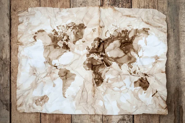 Vintage Crumpled Kağıt Doku Soyut Dünya Haritası Üzerinde Ahşap Masa — Stok fotoğraf