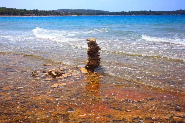 クロアチアのアドリア海の石のビーチ — ストック写真