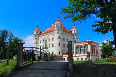 wojanow, Polonya - 26 Mayıs 2018: wojanow Sarayı, şimdi otel, İngiliz Bahçe sarayda ramantic yeniden inşa etmek, Silezya, Polonya, Avrupa indir