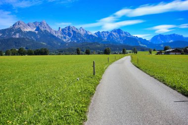 bisiklet yolundan dağ manzarası - kayalık da berchtesgaden alpleri, saalfenden havzasında Avusturya ve Almanya arasındaki sınırda bilinen steinernes meer bakın