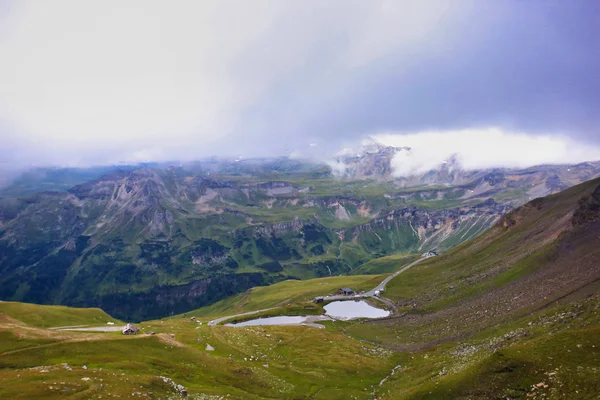 雲の中のグロスロックナー高山道路 高タウエルン国立公園の中心部にオーストリアの目的地 — ストック写真