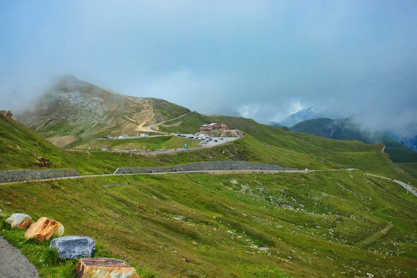 雲の中のグロスロックナー高山道路 高タウエルン国立公園の中心部にオーストリアの目的地 — ストック写真