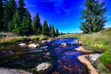 Polonya ve Czech 'teki manzaralı dağ vadisi, izera veya jizera dağları, yürüyüş, bisiklet ve kış sporları için cazip bir yerdir.