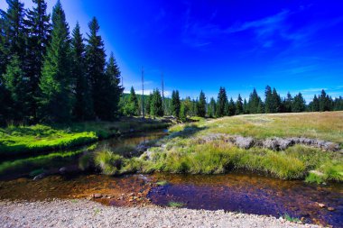 Polonya ve Czech 'teki manzaralı dağ vadisi, izera veya jizera dağları, yürüyüş, bisiklet ve kış sporları için cazip bir yerdir.