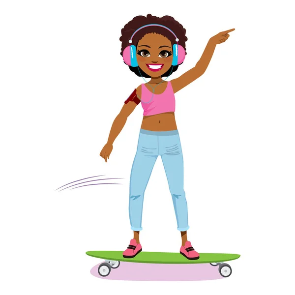 Hermosa Joven Afroamericana Mujer Montando Skate Escuchando Música Con Smartphone — Vector de stock