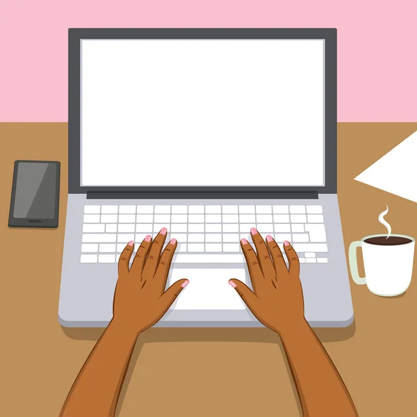 黑人妇女手拿着咖啡杯和智能手机在笔记本电脑上写字 — 图库矢量图片