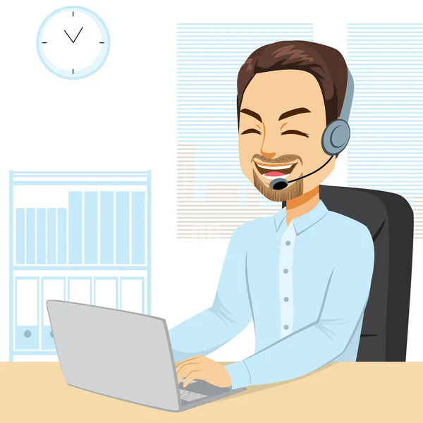 Kulaklıklı Bir Erkek Çağrı Merkezi Operatörünün Tasviri Bilgisayarda Çalışıyor Gülümsüyor — Stok Vektör