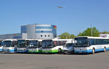Kalinnigrad, Rusya Federasyonu - 06 Mayıs 2018: Yolcu otobüs istasyonu hakkında meydanında otobüsler