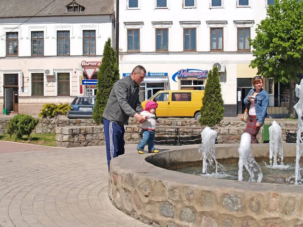 プラヴジンスクは ロシア 2009 若い男は噴水について小さい子供と散歩します — ストック写真