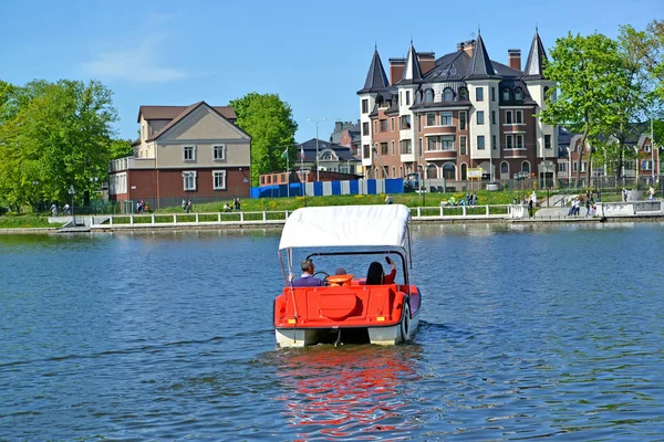 Kaliningrad Rosja Maja 2018 Wody Spacerem Katamaran Góry Jezioro — Zdjęcie stockowe