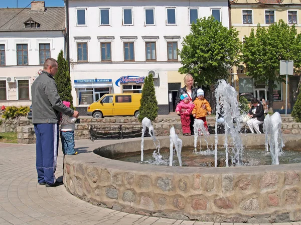 Pravdinsk Rusland Mei 2009 Mensen Lopen Met Kleine Kinderen Fontein — Stockfoto