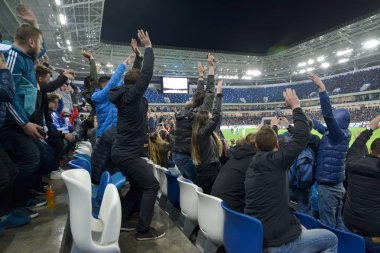 Kaliningrad, Rusya Federasyonu - 11 Nisan 2018: Sevinç için atılır elle seyirciler bir futbol maç. Baltık Arena stadyumu