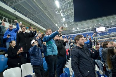 Kaliningrad, Rusya Federasyonu - 11 Nisan 2018: Fanlar bir futbol maçı akıllı telefonlar üzerinde fotoğraf. Baltık Arena stadyumu