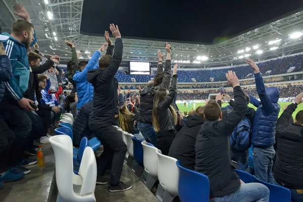 Kaliningrad, Rusya Federasyonu - 11 Nisan 2018: Sevinç için atılır elle seyirciler bir futbol maç. Baltık Arena stadyumu