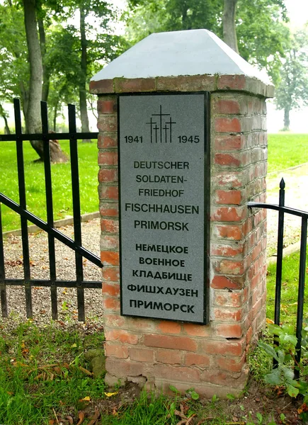 Primorsk, Rusya - 21 Ağustos 2012: Kapı, Alman askeri mezarlığı Dünya Savaşı bir işareti. Rus, Alman metin - Alman askeri mezarlığı Fishkhauzen