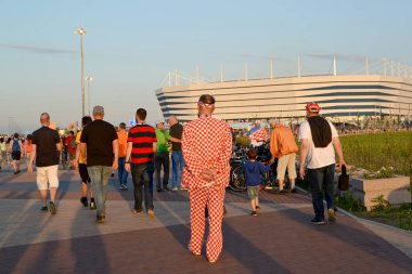 Kaliningrad, Rusya Federasyonu - 16 Haziran 2018: Futbol taraftarları Baltık Arena stadyum üzerinde git. Rusya Federasyonu FIFA Dünya Kupası