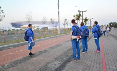 Kaliningrad, Rusya - 16 Haziran 2018: Grup gönüllü Baltık Arena Stadyumu arka planı. Rusya Federasyonu FIFA Dünya Kupası