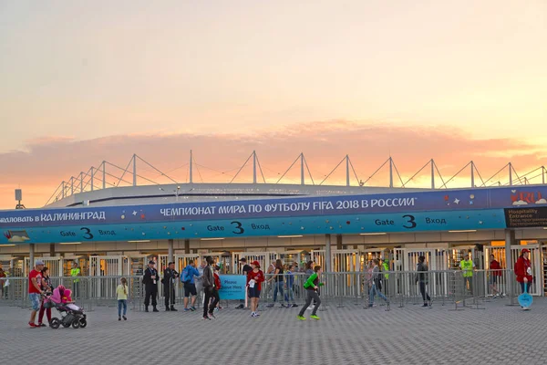 俄罗斯的加里宁格勒 2018年6月16日 波罗的海竞技场体育场的入口终端在日落 俄罗斯文本 国际足联世界杯在俄罗斯 — 图库照片