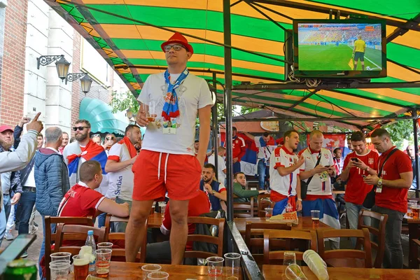 俄罗斯的加里宁格勒 2018年6月22日 塞尔维亚国家队球迷在列宁斯基大街的街头咖啡馆 在俄罗斯的国际足联世界杯 — 图库照片
