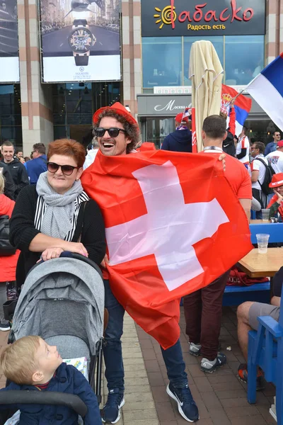 Kaliningrad, Rusya Federasyonu - 22 Haziran 2018: Neşeli İsviçre fan Rus kadınla fotoğraflandı. Zafer Meydanı, Kaliningrad. Rusya Federasyonu FIFA Dünya Kupası