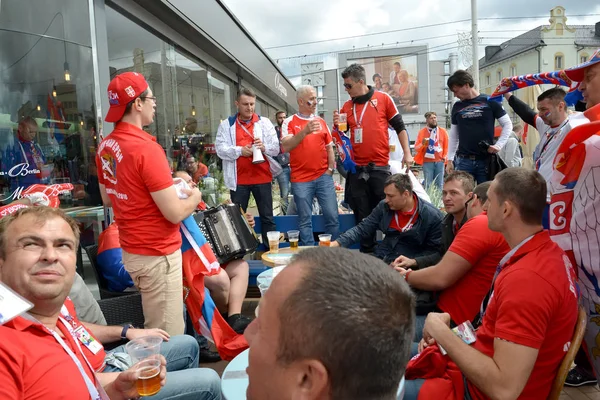 Kaliningrad, Rusya Federasyonu - 22 Haziran 2018: Sırp Kaliningrad Zafer Meydanı Sokak kafede içki bira hayranları. Rusya Federasyonu FIFA Dünya Kupası