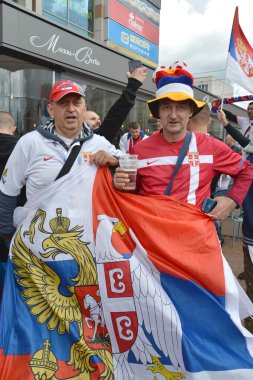 Kaliningrad, Rusya Federasyonu - 22 Haziran 2018: Yaşlı Sırp hayranları bir bayrak elinde tut. Rusya Federasyonu FIFA Dünya Kupası