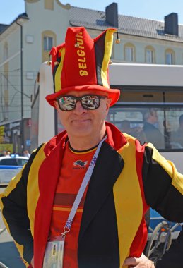 Kaliningrad, Rusya Federasyonu - 28 Haziran 2018: Belçika fan ile kafasına bir dekoratif kapak. Rusya Federasyonu FIFA Dünya Kupası