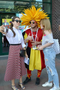 Kaliningrad, Rusya Federasyonu - 28 Haziran 2018: Rus kızları ile Belçika fan bir selfie al. Rusya Federasyonu FIFA Dünya Kupası