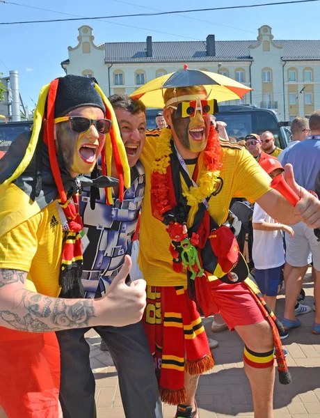 俄罗斯的加里宁格勒 2018年6月28日 情绪化的比利时球迷被拍照与俄罗斯男子 在俄罗斯的国际足联世界杯 — 图库照片