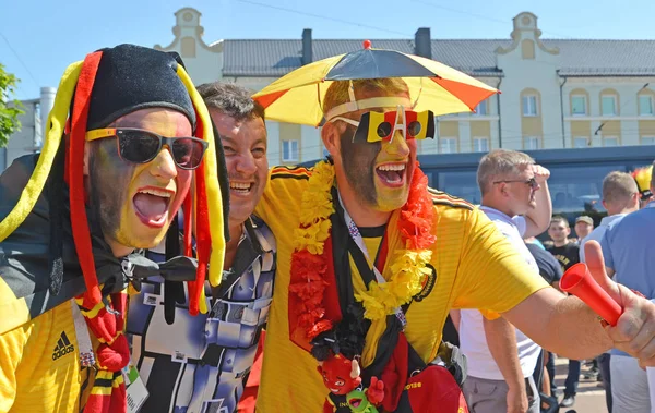 KALININGRAD, RUSSIA - JUNE 28, 2018: Portrait of emotional Belgian fans. Piala Dunia FIFA di Rusia — Stok Foto