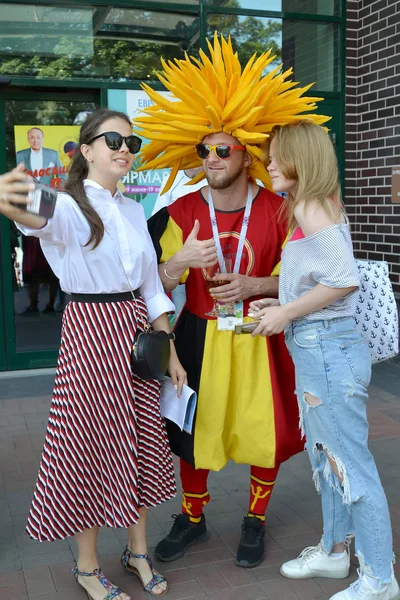 Kaliningrad, Rusya Federasyonu - 28 Haziran 2018: Rus kızları ile Belçika fan bir selfie al. Rusya Federasyonu FIFA Dünya Kupası