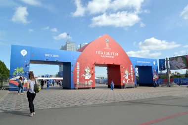 Kaliningrad, Rusya - 07 Temmuz 2018: Merkezi kare fan bölgedeki bir ana giriş. Rusya Federasyonu FIFA Dünya Kupası