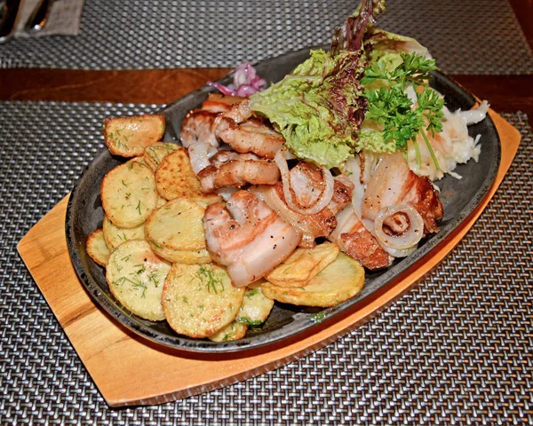 Fried Pork Garnish Potatoes Vegetables Frying Pan — Stock Photo, Image