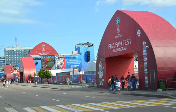 Kaliningrad, Rusya - 07 Temmuz 2018: Shevchenko Street fan zone gelen çıkar. Rusya Federasyonu FIFA Dünya Kupası