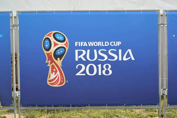 Kaliningrad, Rusya - 07 Temmuz 2018: 2018 Dünya Kupası afiş reklamcılık. Rusya Federasyonu FIFA Dünya Kupası