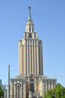 Moskova, Rusya - 14 Mayıs 2018: Hilton Moskova Leningradskaya otel gökyüzü arka planı