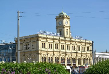 Moskova, Rusya - 14 Mayıs 2018: Binada Leningrad istasyonunun güneşli bir gün. Komsomolskaya Meydanı, 3. Rus metin - Leningrad İstasyonu