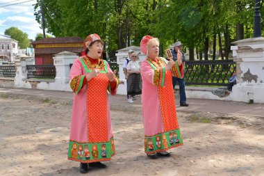 Uglich, Rusya Federasyonu - 21 Mayıs 2018: Rus ulusal elbiseli kadın folklor düet sokakta şarkı söyler 