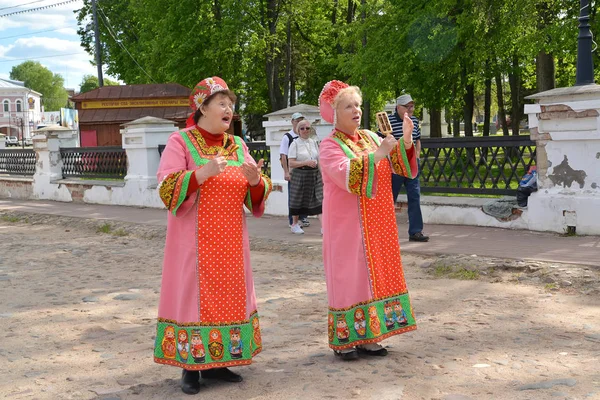 俄罗斯乌格利希 2018年5月21日 俄罗斯民族西服中的女性民间传说二重唱在街头演唱这首歌 — 图库照片