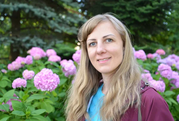 Portrait Jeune Femme Sur Fond Hortensia Fleurs — Photo