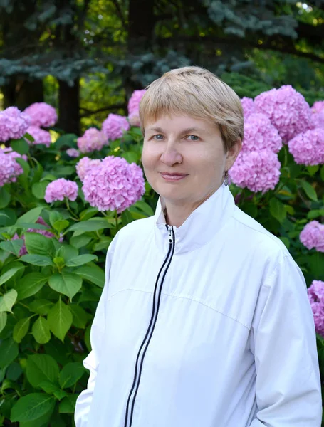 Ritratto Della Donna Sullo Sfondo Dell Ortensia Fiore — Foto Stock