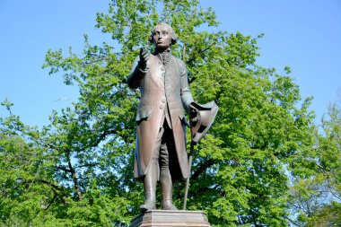 Kaliningrad, Rusya - 05 Mayıs 2018: Anıt filozof Immanuel Kant yeşillik arka planı için