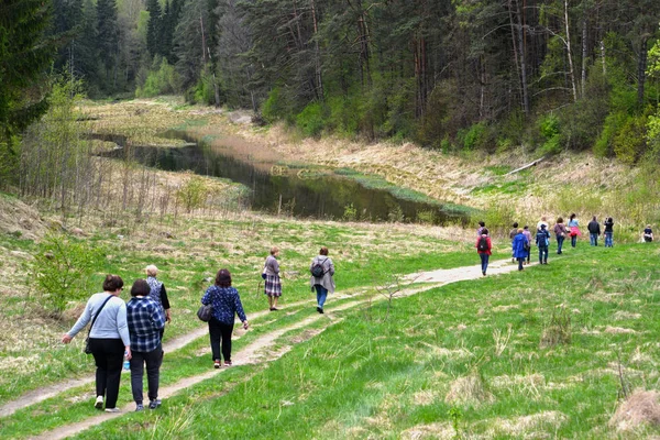 Kaliningrader Gebiet Russland April 2018 Touristengruppe Tal Des Flusses Blau — Stockfoto