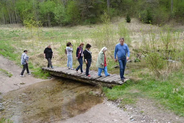 Región Kalininingrad Rusia Abril 2018 Gente Pasa Por Puente Través —  Fotos de Stock