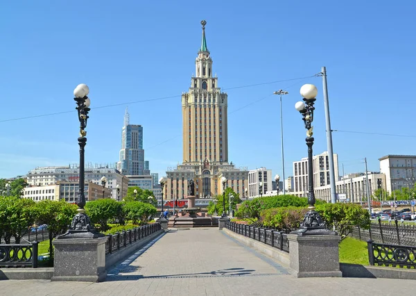 Moscow Rússia Maio 2018 Uma Vista Hotel Leningradskaya Através Praça — Fotografia de Stock