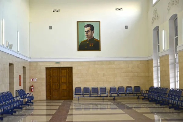 チェルニャホフスク ロシア連邦 2018 鉄道駅の待合室の壁に一般的な内径 チェルニャホフ スキーの肖像画 — ストック写真
