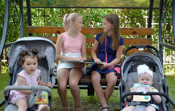 Kaliningrad Russia June 2018 Girls Little Sisters Sit Bench Park — Stock Photo, Image