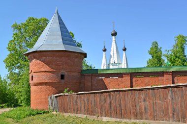 Gözetleme Kulesi ve bir sur Alekseevsky manastırın parçası. Uglich, Yaroslavl bölgesi