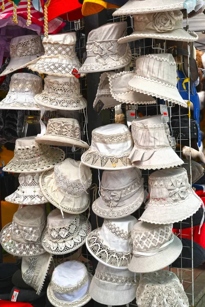 Verkauf Von Sommer Damenhüten Auf Dem Markt — Stockfoto