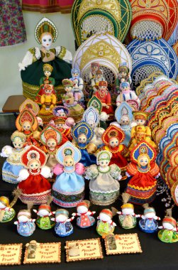 Uglich, Rusya - 21 Mayıs 2018: Halk Sanat Fuarı'nda Rus ulusal elbiseli bebek Hediyelik eşya satışı